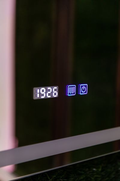Дзеркало в чорній рамі ПВХ з двома LED підсвітками прямокутне в чорній ПВХ рамі Karnet - два сенсора, годинник та підігрів дзеркала #kwf 6361816313488060 фото